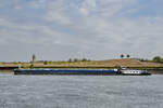OTTO (ENI: 02338269) schiebt den Gastankleichter CHEMGAS 21 (ENI: 02325573) rheinabwärts, so gesehen im August 2022 auf dem Rhein bei Duisburg.