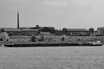 Auf dem Rhein bei Duisburg war Ende August 2022 das mit Schrott beladene Gütermotorschiff ERNST KRAMER (ENI: 04029360) zu sehen.