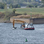 Das Baggerschiff CHRISTINE (ENI: 04200930) hat Ende August 2022 einen Arbeitseinsatz auf dem Rhein bei Duisburg.