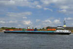 Das Gütermotorschiff CARONIA (ENI: 02326661) befährt den Rhein bei Duisburg. (August 2022)
