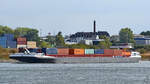 Das mit Containern beladene Gütermotorschiff METROPOLIS (ENI: 06105188) auf dem Rhein, so gesehen Ende August 2022 in Duisburg.