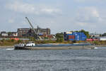 Das Gütermotorschiff CARESSA (ENI: 02101731) befährt den Rhein bei Duisburg.