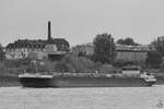 Das Tankmotorschiff SPICA (ENI: 02338064) ist auf dem Rhein unterwegs.