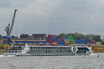 Das Passagierschiff EDELWEISS (ENI: 07001964) fährt rheinaufwärts, so gesehen Ende August 2022 in Duisburg.