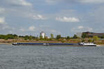 Das Gütermotorschiff SCHAUENBURG (ENI: 02318642) befährt den Rhein, so gesehen Ende August 2022 in Duisburg.