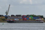 Das mit Containern beladene Gütermotorschiff CUGINI (ENI: 02325324) auf dem Rhein, so gesehen Ende August 2022 in Duisburg.