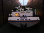 Das Tankschiff  ANOUK  aus Antwerpen (Schiffs-Nummer 6002619) am 13.09.2008 zu Tal in der Schleuse Fessenheim, bei Abend-Dmmerung und Regen.