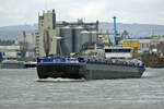 TMS GIGANTIC (ENI:04808590) L.110 m B.11,45 m T.2664 Flagge Deutschland auf dem Rhein am 05.01.2023 zu Tal in Andernach.