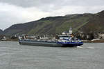 TMS GIGANTIC (ENI:04808590) L.110 m B.11,45 m T.2664 Flagge Deutschland auf dem Rhein am 05.01.2023 zu Tal in Andernach.