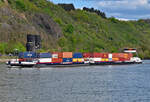 GMS MÜRREN mit Containern als Koppelverband auf dem Rhein, querab rechtsrheinischer  Brückenpfeiler der  Brücke von Remagen  - 30.04.2023