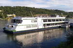 Das Fahrgastschiff RHEINGOLD (ENI: 04306590) der Rheinschifffahrt Hölzenbein an seinem Anleger am Rhein in Koblenz. Aufnahmedatum: 14.08.2023.