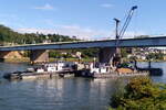 Das GMS MS 111 (ENI: 04305510) liegt neben dem Schubboot BADENIA (ENI: 04306480) an einer Baustelle auf dem Rhein kurz vor der Pfaffendorfer Brücke in Koblenz. Aufnahmedatum: 14.08.2023.