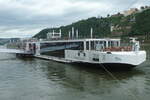 Das KFGS VIKING NJORD (ENI: 07001955), Bj 2012, von Viking River Cruises AG, Basel, liegt am 12.08.2023 am Anleger auf dem Rhein in Koblenz.
