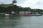 Das Container-Frachtschiff STOLZENECK, ENI 004606240, passiert am 12.08.2023 rheinabwärts fahrend die Festung Ehrenbreitstein bei Koblenz.