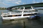 Das Fahrgastschiff POSEIDON (ENI: 04033130) der Bonner Personen Schiffahrt am Anleger auf dem Rhein bei Bonn. Aufnahmedatum: 17.08.2023.