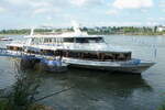 Das Fahrgastschiff POSEIDON (ENI: 04033130) der Bonner Personen Schiffahrt am Anleger auf dem Rhein bei Bonn.
