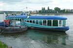 Das Fahrgastschiff MOBY DICK der Bonner Fähr- und Fahrgastschifffahrt an seinem Anlieger auf dem Rhein bei Bonn.