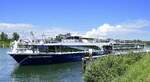 KFGS Avalon Expression, ankert in Breisach am Rhein, L=135m, 168 Passagiere, 2x1014PS, Baujahr 2013, Heimathafen Hamburg, Juni 2024