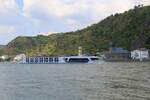 Das Hotel Fahrgastschiff A. BELLUCCI passiert hier stromauf fahrend am 27.6.2024 um 14.35 Uhr Sankt Goarshausen. 