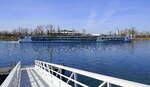 KFGS Alisa, fährt nach Wendemanöver am Hafen Breisach rheinabwärts, März 2025