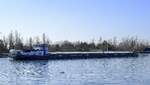 GMS Daniela, rheinabwärts vor der Einfahrt in die Schleuse Vogelgrün/Elsaß, Heckansicht, März 2025