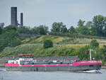Das Tankmotorschiff COURAGE (ENI: 02339822) ist hier Ende Mai 2025 auf dem Rhein bei Duisburg zu sehen.