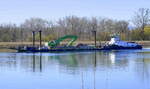 Schubboot Steinbock mit Schubleichter von der WSA Oberrhein fahren rheinaufwärts vor Breisach, März 2025