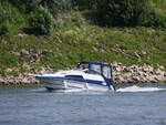 Die Motoryacht MIRA vom Typ BAYLINER 2255 war Ende Mai 2025 in Duisburg unterwegs.