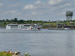 Das Flusskreuzfahrtschiff A-ROSA SENA (ENI: 02339241) und das Frachtschiff MADRIGALE (ENI: 06000133) begegneten sich Ende Mai 2025 auf dem Rhein bei Duisburg.