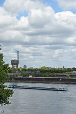 Ende Mai 2025 war das Gütermotorschiff RHOENLAND (ENI: 04701080) auf dem Rhein bei Duisburg zu sehen.