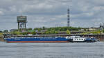 Das Schubboot QUATTRO (ENI: 02336585) schob Ende Mai 2025 in Duisburg den Tankschiffschubleichter CHEMGAS 20 (ENI: 02325572).
