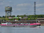 Das Tankmotorschiff COURAGE (ENI: 02339822) ist hier Ende Mai 2025 auf dem Rhein bei Duisburg zu sehen.
