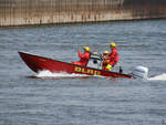 Das DRLG-Motorboot FRIEDRICH auf dem Rhein, so gesehen im Mai 2025 in Duisburg.