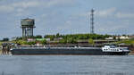 Der Tanker SCHOTSMAN (ENI: 02333484) befährt den Rhein, so gesehen Ende Mai 2025 in Duisburg.