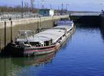GMS Daniela, wird in der Schleuse Vogelgrün/Elsaß rheinabwärts geschleust, März 2025