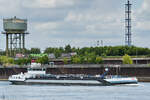 Das Tankmotorschiff ICARUS (ENI: 02325626) fährt Rhein abwärts, so gesehen im Mai 2025 bei Duisburg.