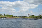 Das Frachtschiff ORTYGIA (ENI: 02319000) fährt Rhein abwärts. (Duisburg, Mai 2025)
