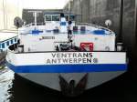 Das Tankschiff  VENTRANS  (06003765 / 110 m x 10,50 / 2584 Tonnen) aus Antwerpen am 26.10.2008 zu Berg in der Schleuse Vogelgrün.
