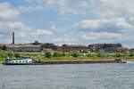 Das Gütermotorschiff LAGUZ (ENI: 06003519) passiert den Rhein bei Duisburg. (Mai 2025)