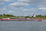 Das Tankmotorschiff COURAGE (ENI: 02339822) ist hier Ende Mai 2025 auf dem Rhein bei Duisburg zu sehen.