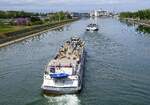 FGS Weinland Baden vorn und GMS Cedi haben die Schleuse Vogelgrün/Elsaß verlassen und fahren rheinabwärts, April 2025
