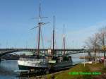 Segelschiffe gibt es nicht nur an der Küste, dieser Dreimast-Toppsegelschoner liegt in Mainz-Kastel über 500 Kilometer entfernt von der Mündung in die Nordsee.