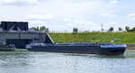 TMS Imola, beim Verlassen der Schleuse Vogelgrün rheinabwärts, L=110m, Tonnage 2792t, 1521 PS, Baujahr 2008, gemeldet in Werkendam/NL, Mai 2025 