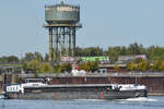 Das Gütermotorschiff NORDERSTEDT (ENI: 04010400) passiert den Rhein bei Duisburg.