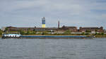 Das Gütermotorschiff ANTONIA (ENI: 04805550) fährt rheinabwärts, so gesehen Ende September 2025 in Duisburg.