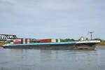 Das mit ein paar Containern beladene Gütermotorschiff IVERNA (ENI: 02331998) befährt den Rhein, so gesehen Ende September 2025 in Duisburg.