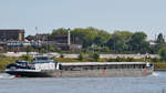Das Gütermotorschiff NORDERSTEDT (ENI: 04010400) passiert den Rhein bei Duisburg.