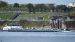 Das Tankmotorschiff LORIJN (EIN: 07001708) fährt den Rhein hinauf.