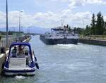 TMS Thunersee, ENI 04813060, und Motorboot Sundancer sind an der Staustufe Vogelgrün/Elsaß rheinaufwärts geschleust worden, Mai 2025