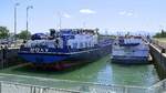 GMS Roxy, ENI 02336158, FGS Weinland Baden, ENI 04305170, werden in der großen Schleusenkammer Vogelgrün/Elsaß rheinaufwärts geschleust, Juni 2025